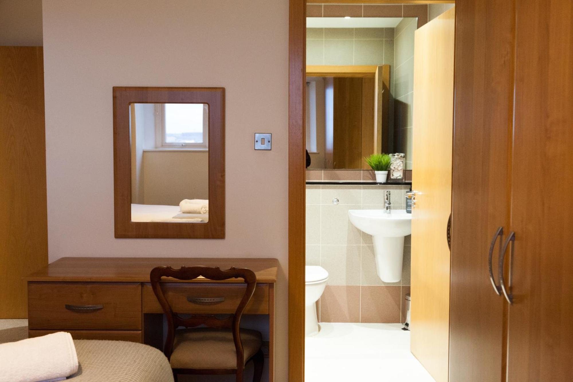 Weekly & Monthly Stays In Penthouse For Contractors Or Leisure Single Or Superking Beds Available Birkenhead Exterior photo