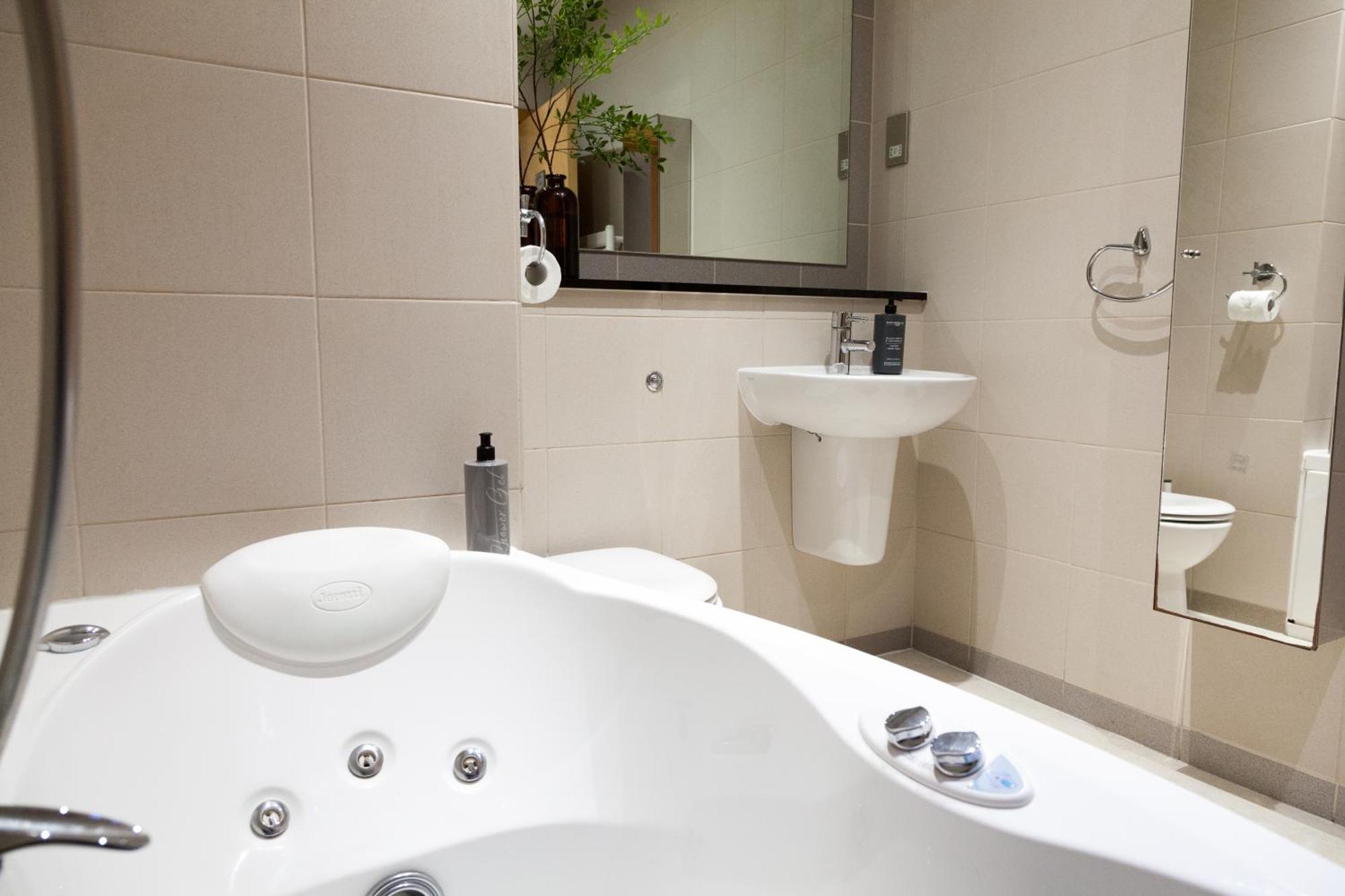 Weekly & Monthly Stays In Penthouse For Contractors Or Leisure Single Or Superking Beds Available Birkenhead Exterior photo